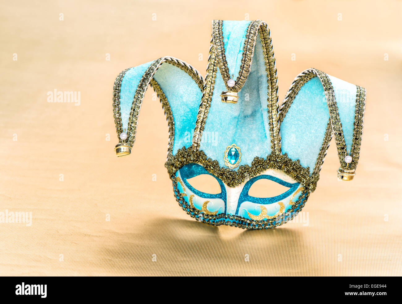 Karneval in Venedig Maske Harlekin auf goldenem Hintergrund Stockfoto