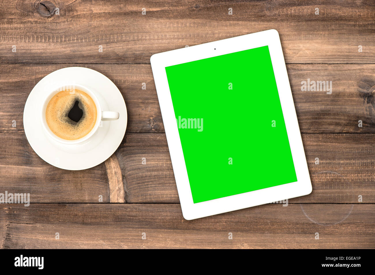 Tablet-pc und eine Tasse Kaffee am Schreibtisch aus Holz. Arbeitsplatz oder home Office Konzept mit Textfreiraum Stockfoto