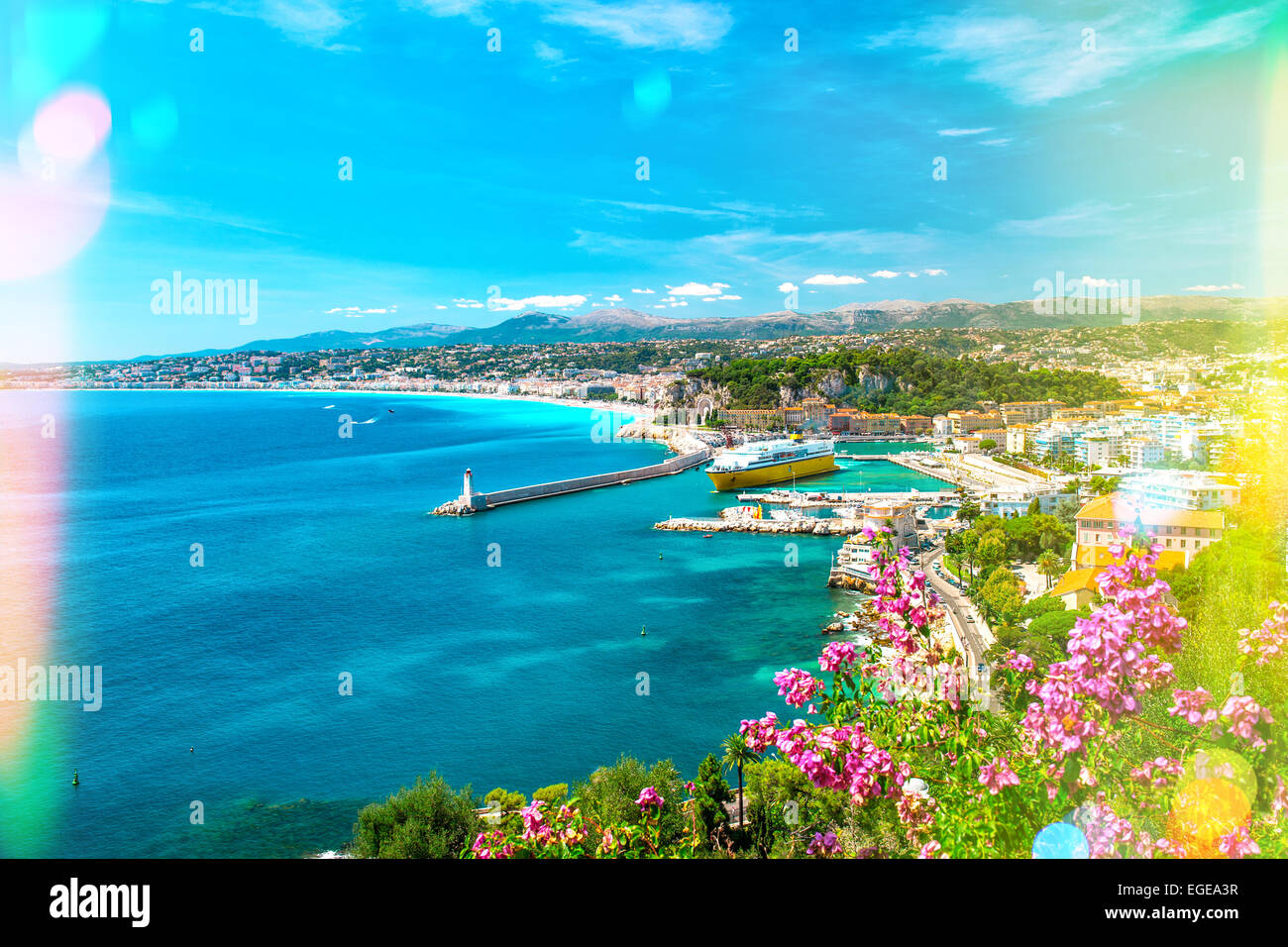 Schöne Stadt, Côte d ' Azur, Frankreich. Türkisfarbene Mittelmeer und perfekten blauen Himmel. Stockfoto