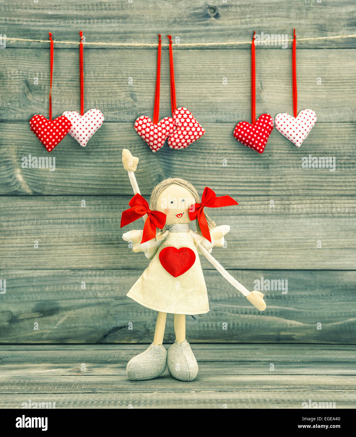 Funny Girl mit roten Herzen. Schönen Valentinstag Dekoration Stockfoto