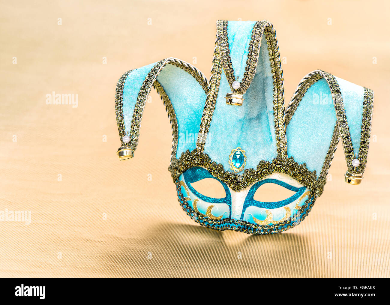 Blaue venezianischen Karnevalsmaske auf goldenem Hintergrund Stockfoto