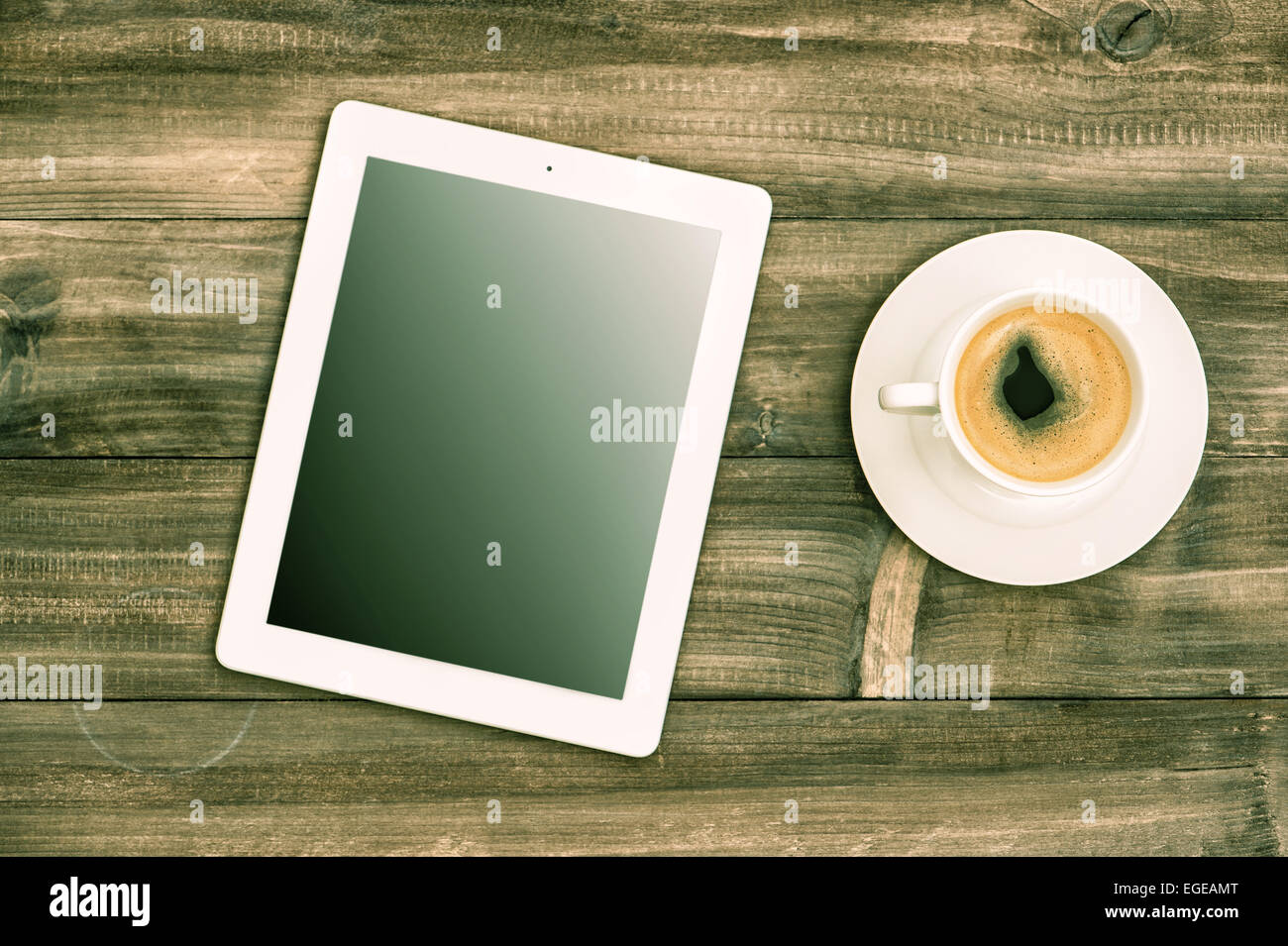 TabletPC und Kaffee am Tisch aus Holz. Arbeitsplatz oder home Office Konzept mit Textfreiraum Stockfoto