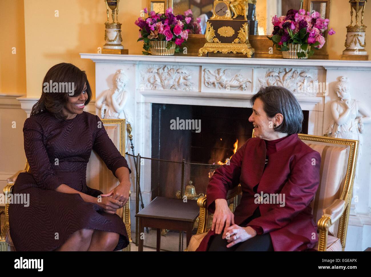 US First Lady Michelle Obama beherbergt einen Tee mit Frau Rula Ghani, First Lady der islamischen Republik Afghanistan in gelb Oval Room des weißen Hauses 23. Februar 2015 in Washington, DC. Stockfoto