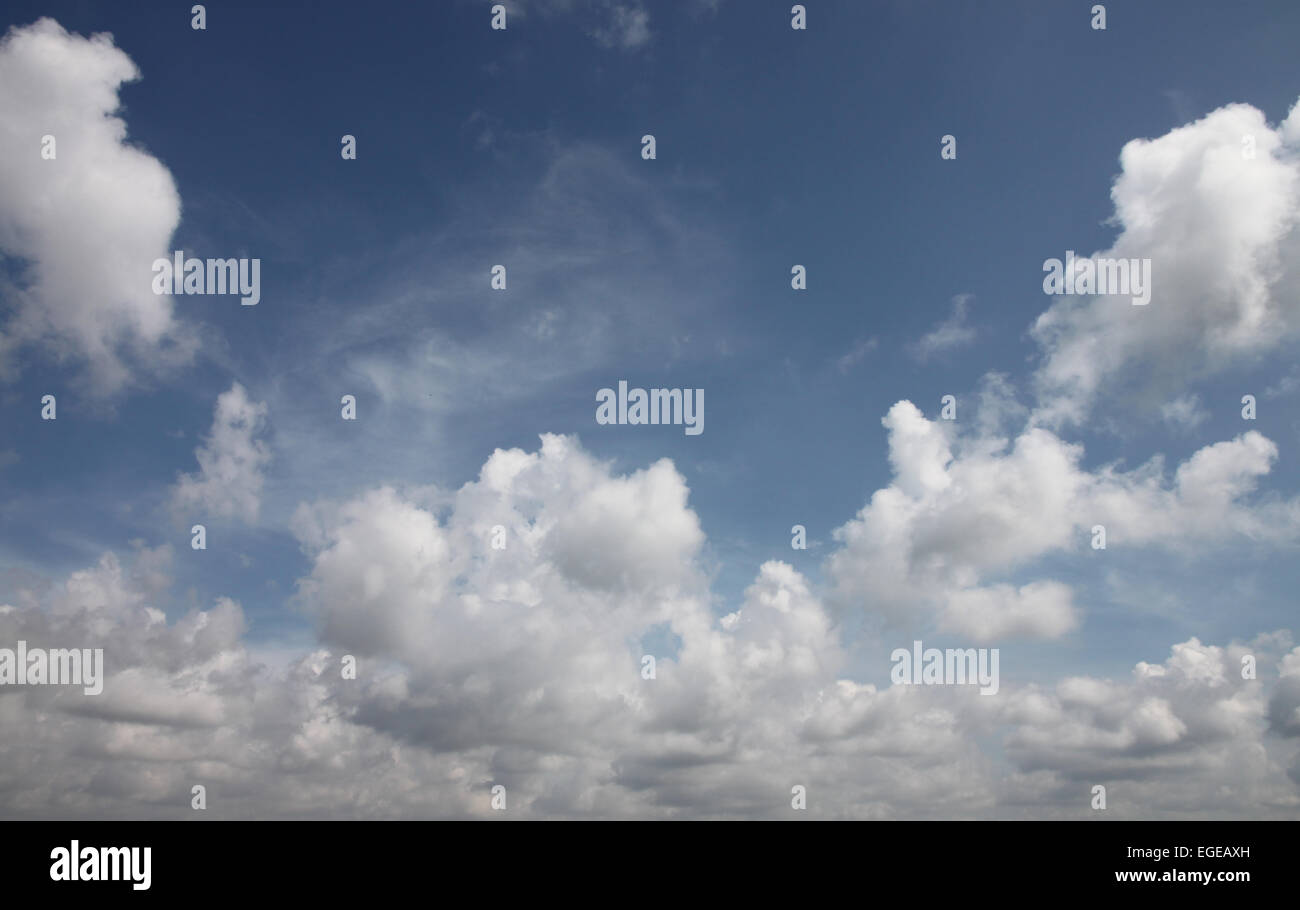 Wolken am blauen Himmel während des Tages. Stockfoto