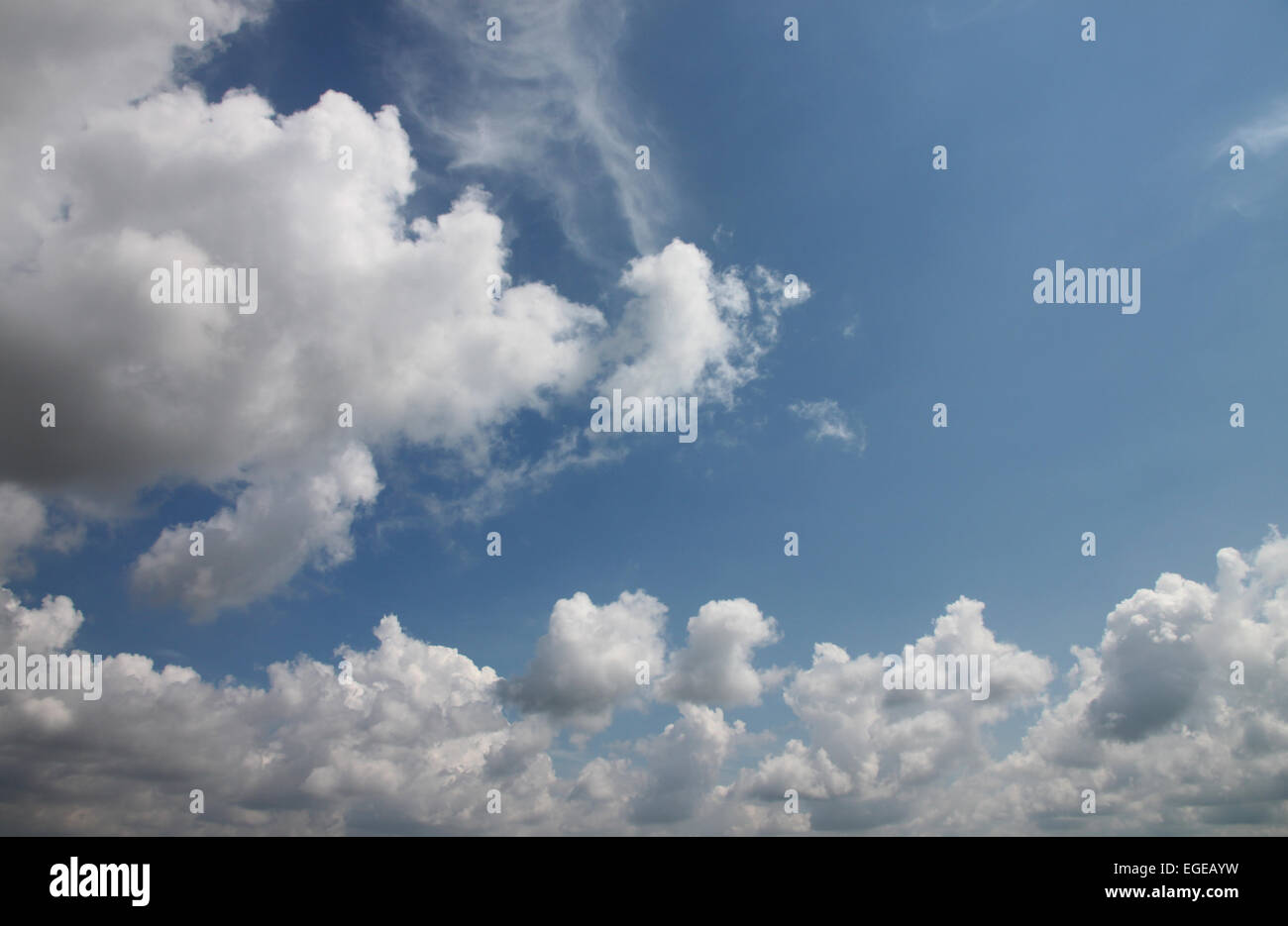 Wolken am blauen Himmel während des Tages. Stockfoto