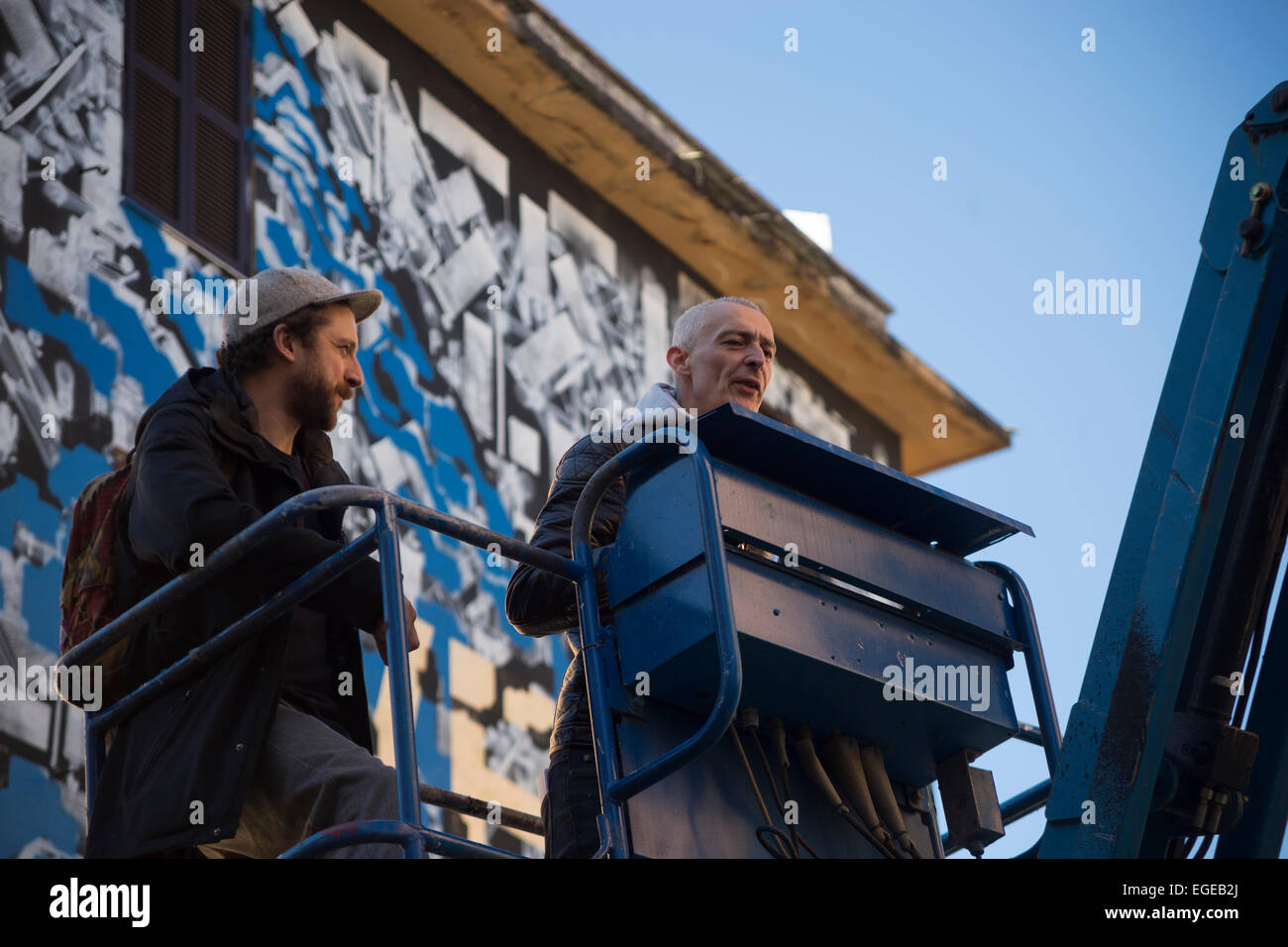Reka (Streetart-Künstler) und Stefano Antonelli (Kurator) Prüfung der Arbeitsbühne Stockfoto