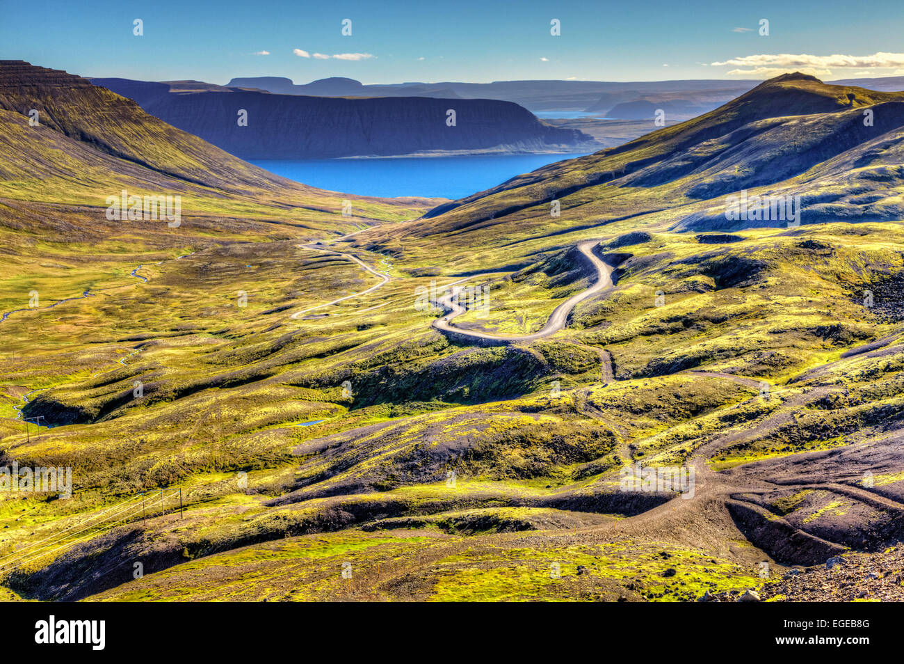 Malerische Aussicht Westfjorde Islands mit einer kurvenreichen Straße Stockfoto