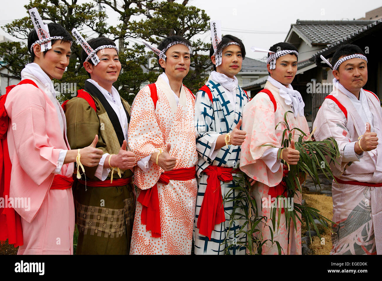 Teilnehmer in Damen Kimonos gekleidet und geschminkt posieren für ein Foto während der Ikazuchi kein Daihannya-Festival am 22. Februar 2015 in Tokio, Japan. Festival freiwillige tragen 6 Behälter aus dem Shinzoin-Tempel in der Nachbarschaft um böse Geister zu jagen. Das Festival Ursprünge sind unsicher; eine Legende erzählt von einem Edo-Ära Priester aus Shinzoin Tempel besuchen Haus durch Haus, böse Geister zu jagen, wenn Cholera weit verbreitet in Tokio war, und eine andere Legende einen Mann beschreibt in einer Frauen Kimono Weg böse Geister von seiner Schwester gekleidet, die an Tuberkulose erkrankt war. ( Stockfoto