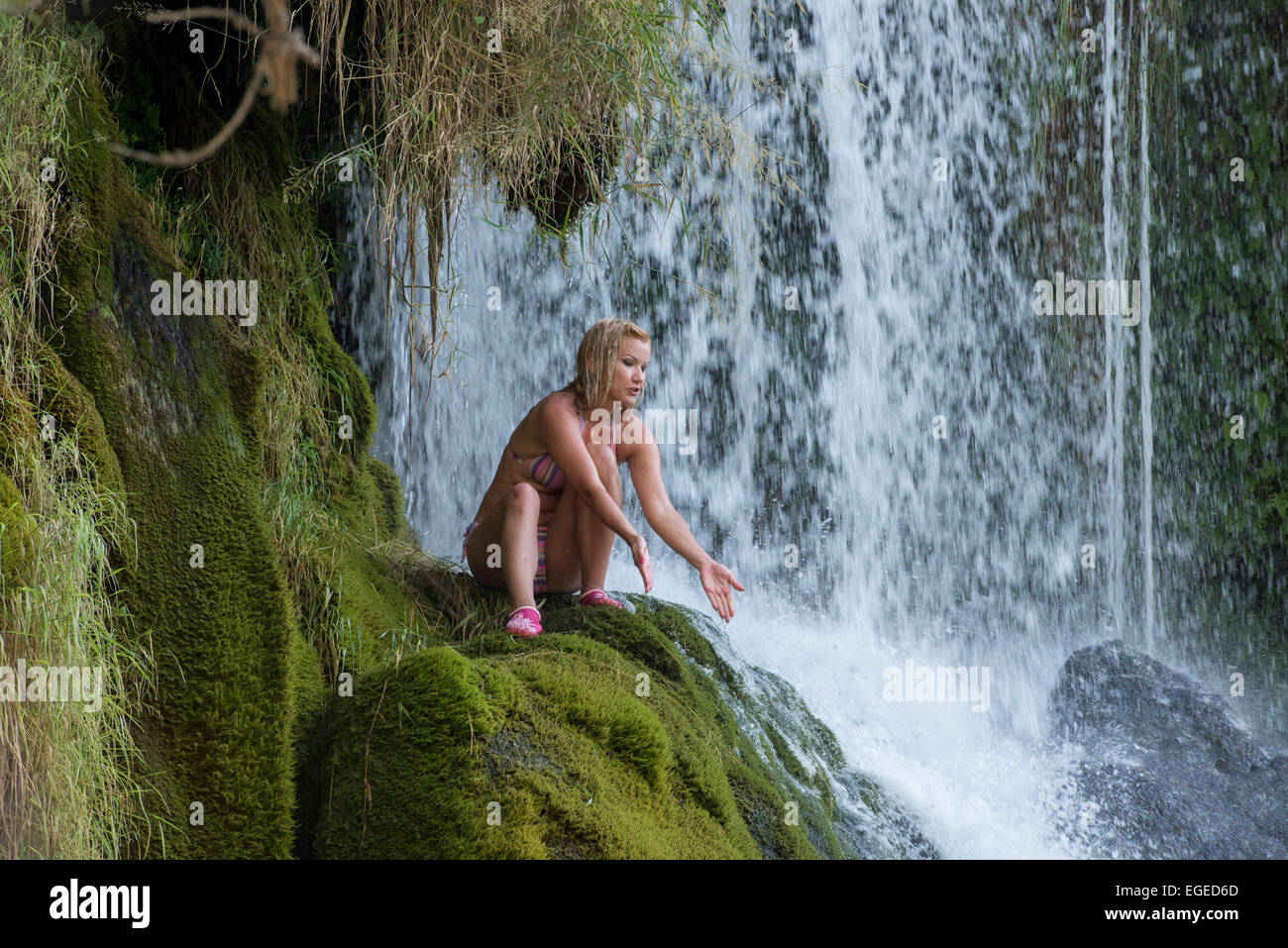 Junge Dame genießen fällt, Kravica Wasserfälle Stockfoto