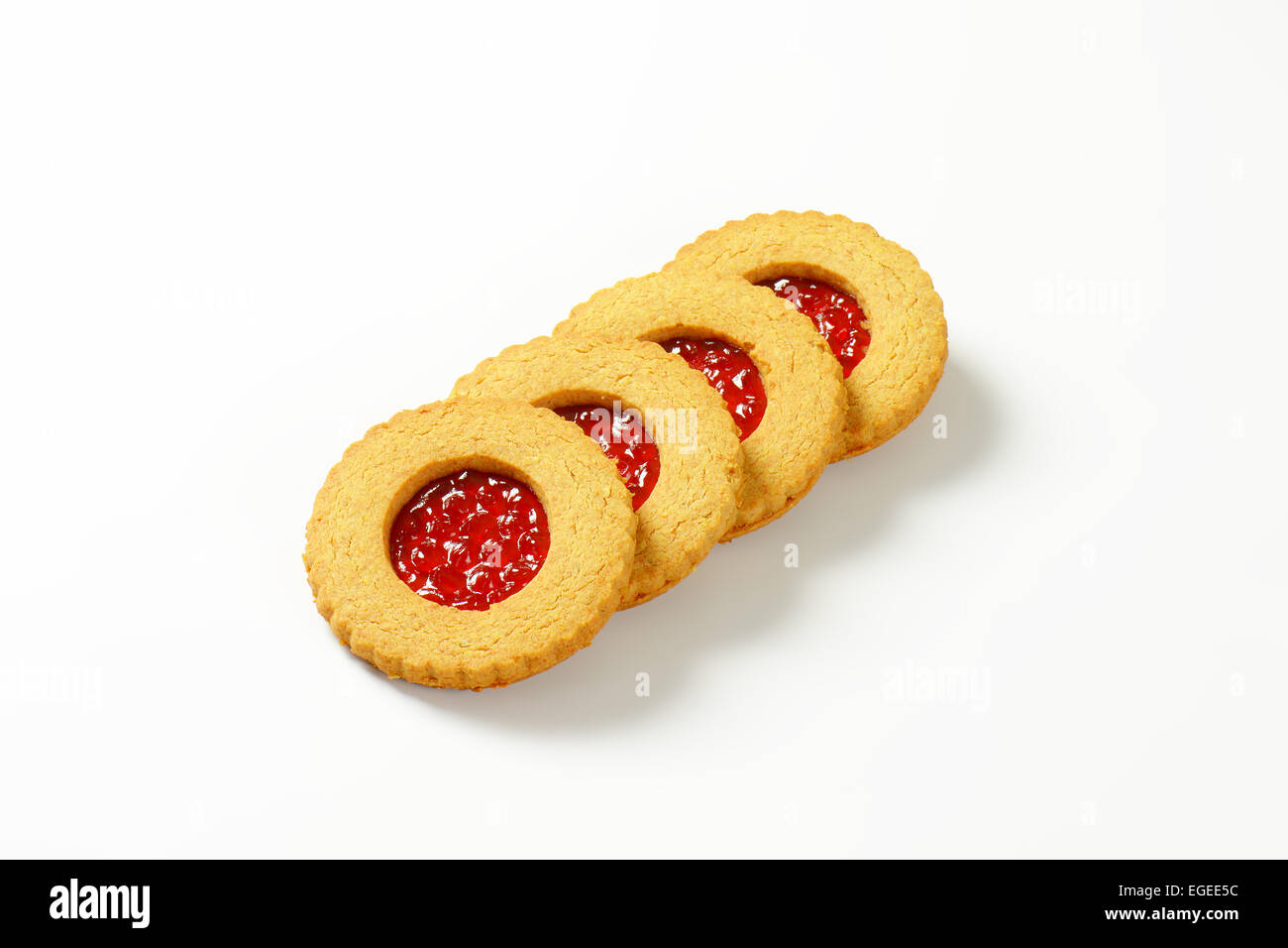 Vollkorn Linzer Cookies gefüllt mit roten Johannisbeeren bewahren Stockfoto