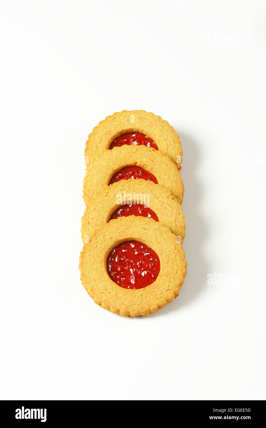 Vollkorn Linzer Cookies gefüllt mit roten Johannisbeeren bewahren Stockfoto