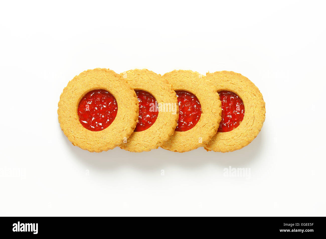 Vollkorn Linzer Cookies gefüllt mit roten Johannisbeeren bewahren Stockfoto