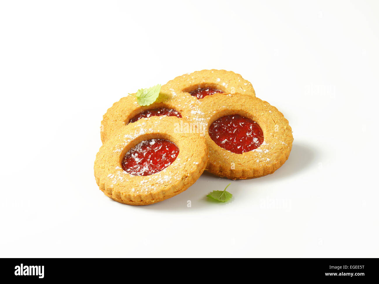 Runde Linzer Cookies aus Vollkornmehl hergestellt Stockfoto