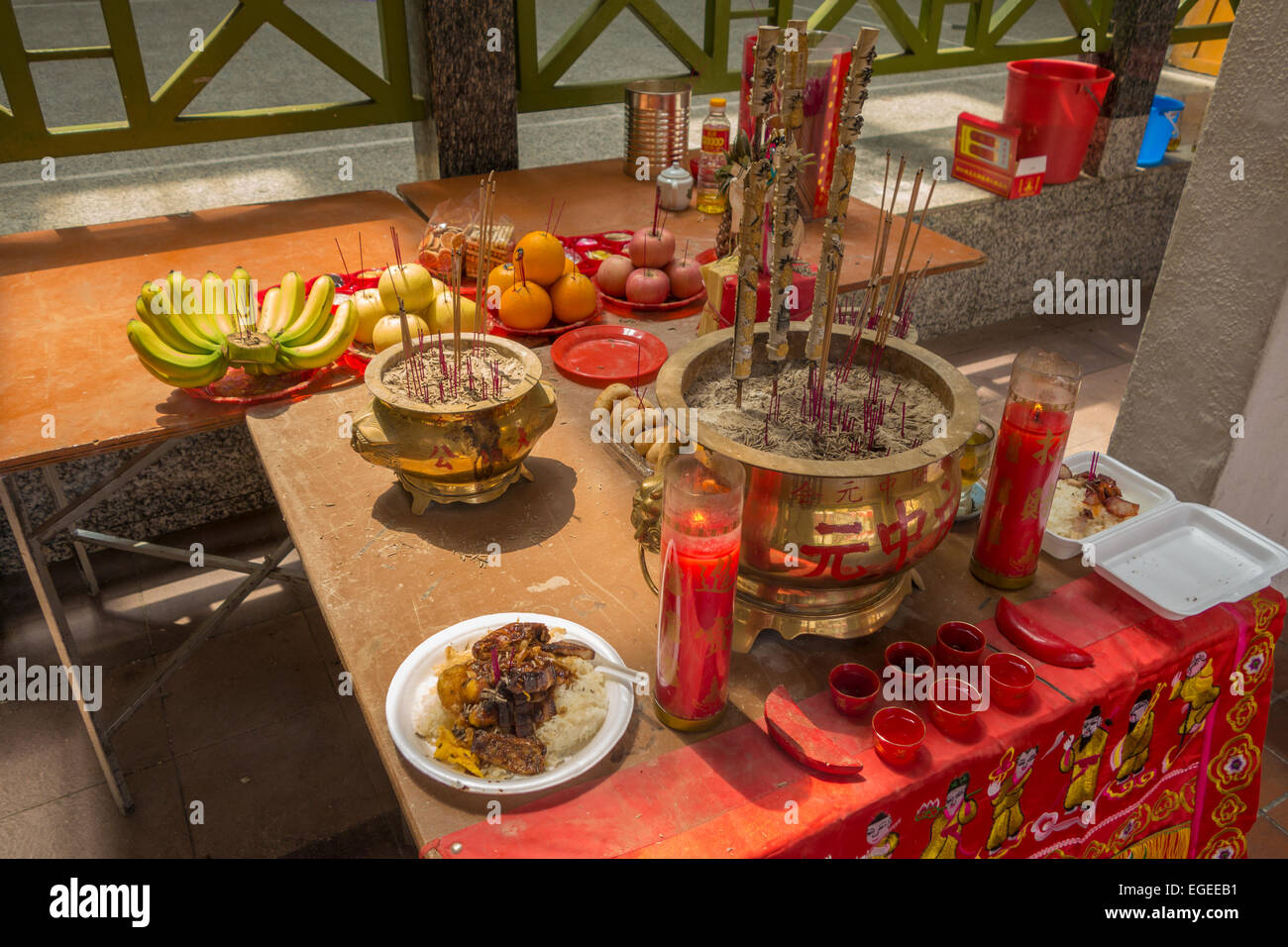 Angebote Lebensmittel zu den Göttern auf einem Tisch in Singapur Stockfoto