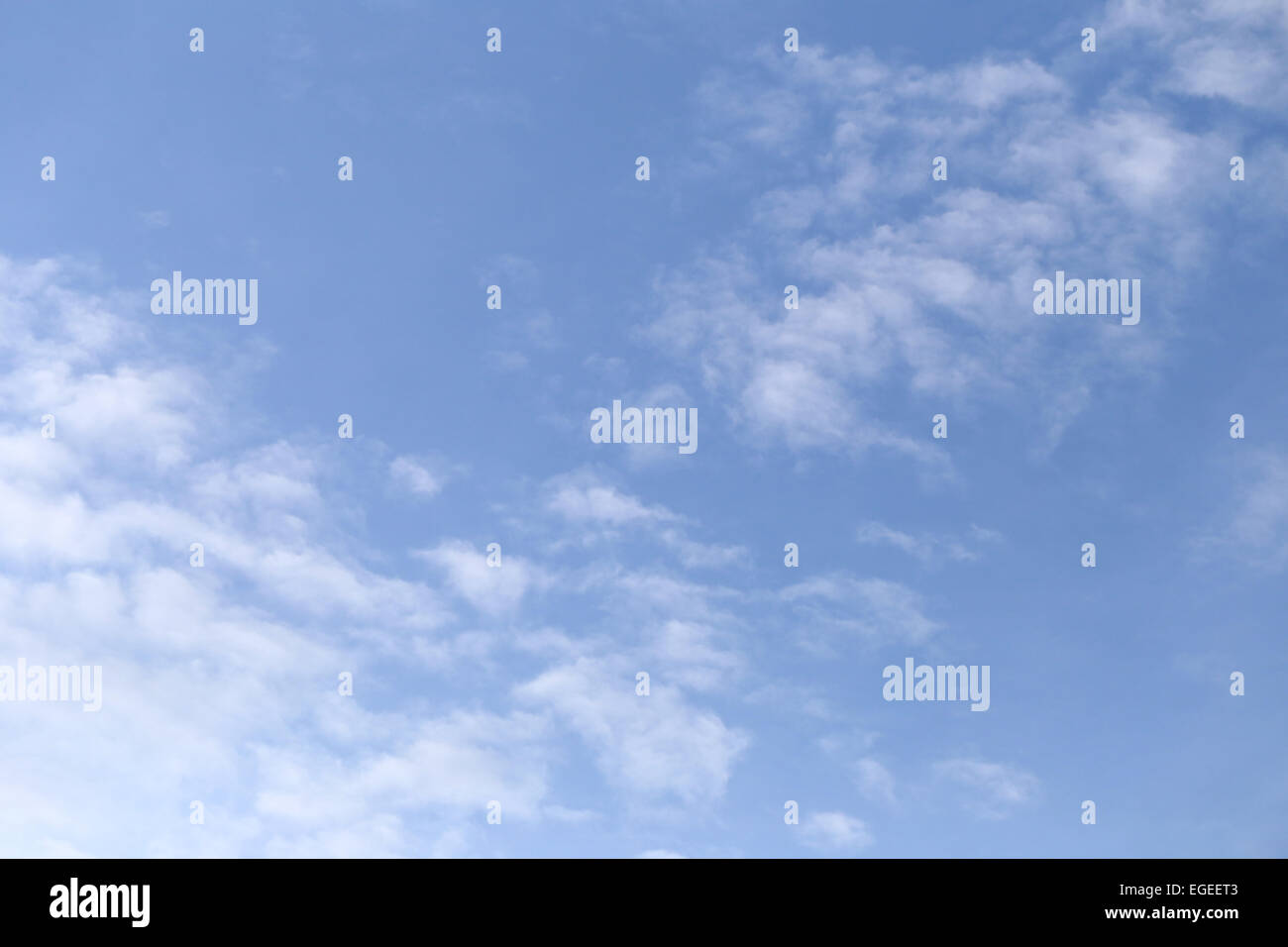 blauer Himmel und Wolken am hellen Tag für den Hintergrund. Stockfoto