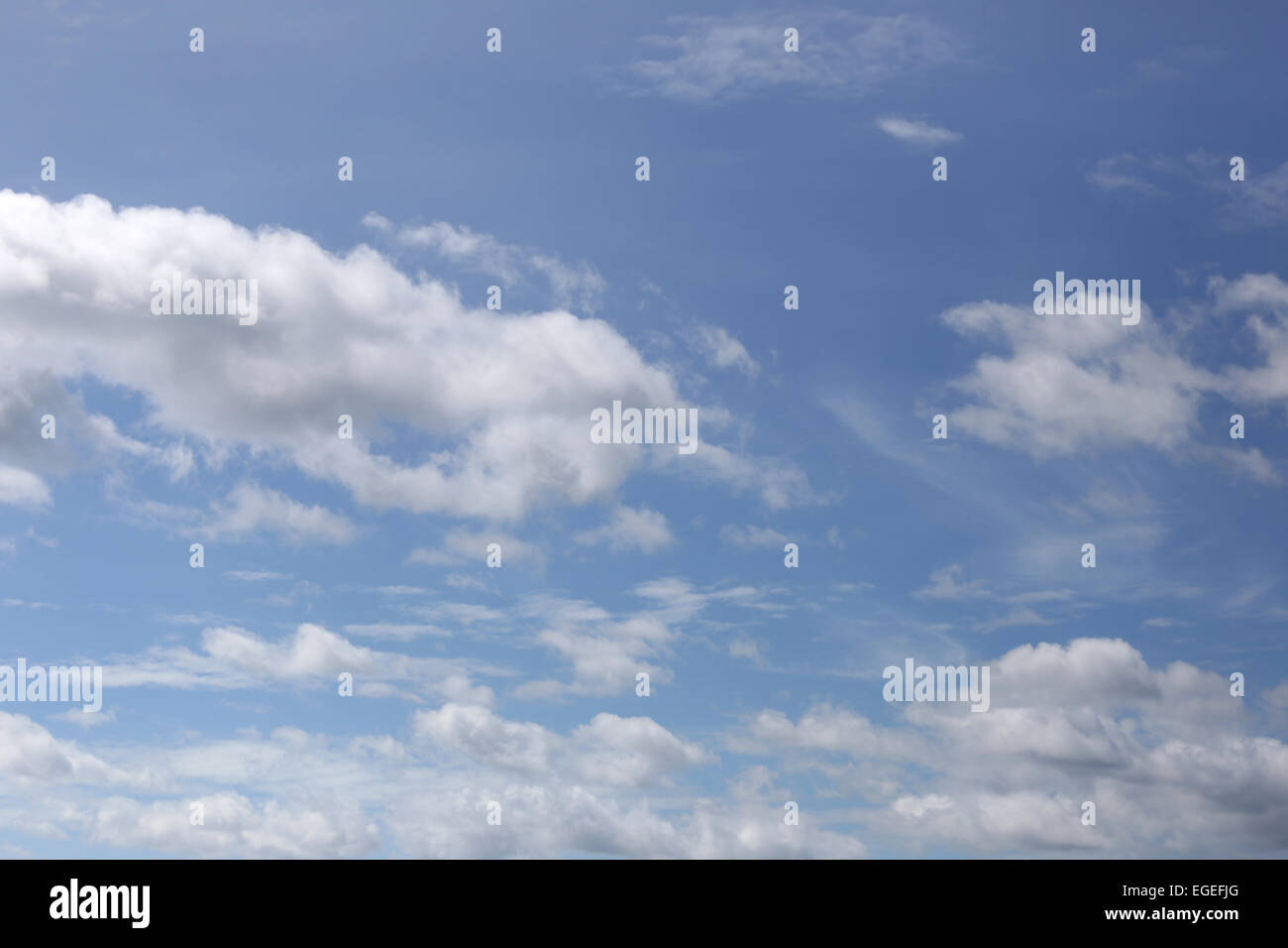 blauer Himmel und Wolken am hellen Tag für den Hintergrund. Stockfoto