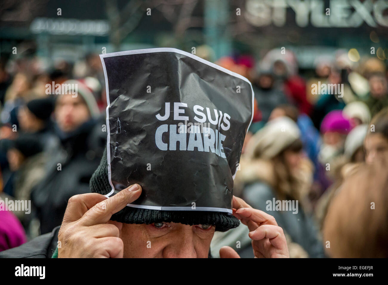 Weinende Mann hält eine "Je Suis Charlie" Zeichen, während Montreal Schweigemarsch in Hommage an Karikaturisten in Frankreich getötet. Stockfoto