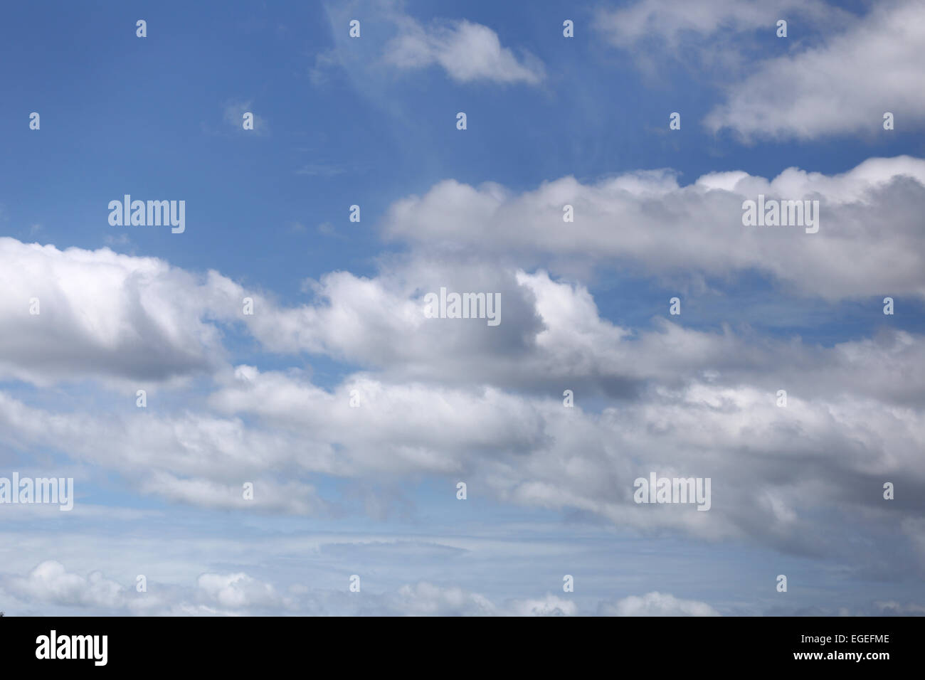 blauer Himmel und Wolken am hellen Tag für den Hintergrund. Stockfoto