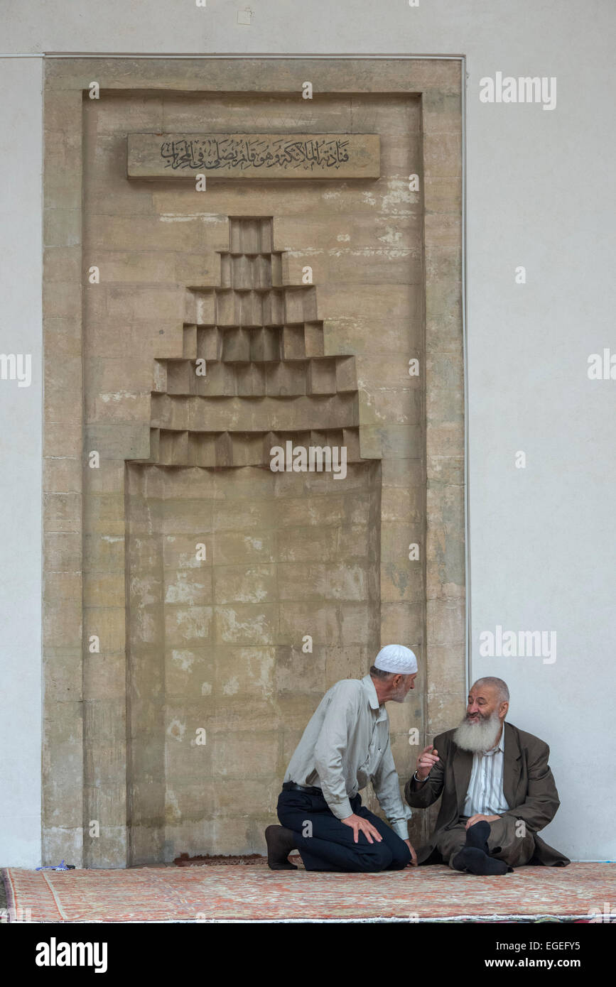 Bosnien und Herzegowina-202 alte bosnische muslimische Männer im Chat vor dem Mihrab, Gazi Husrev Begova Moschee, Sarajevo Stockfoto