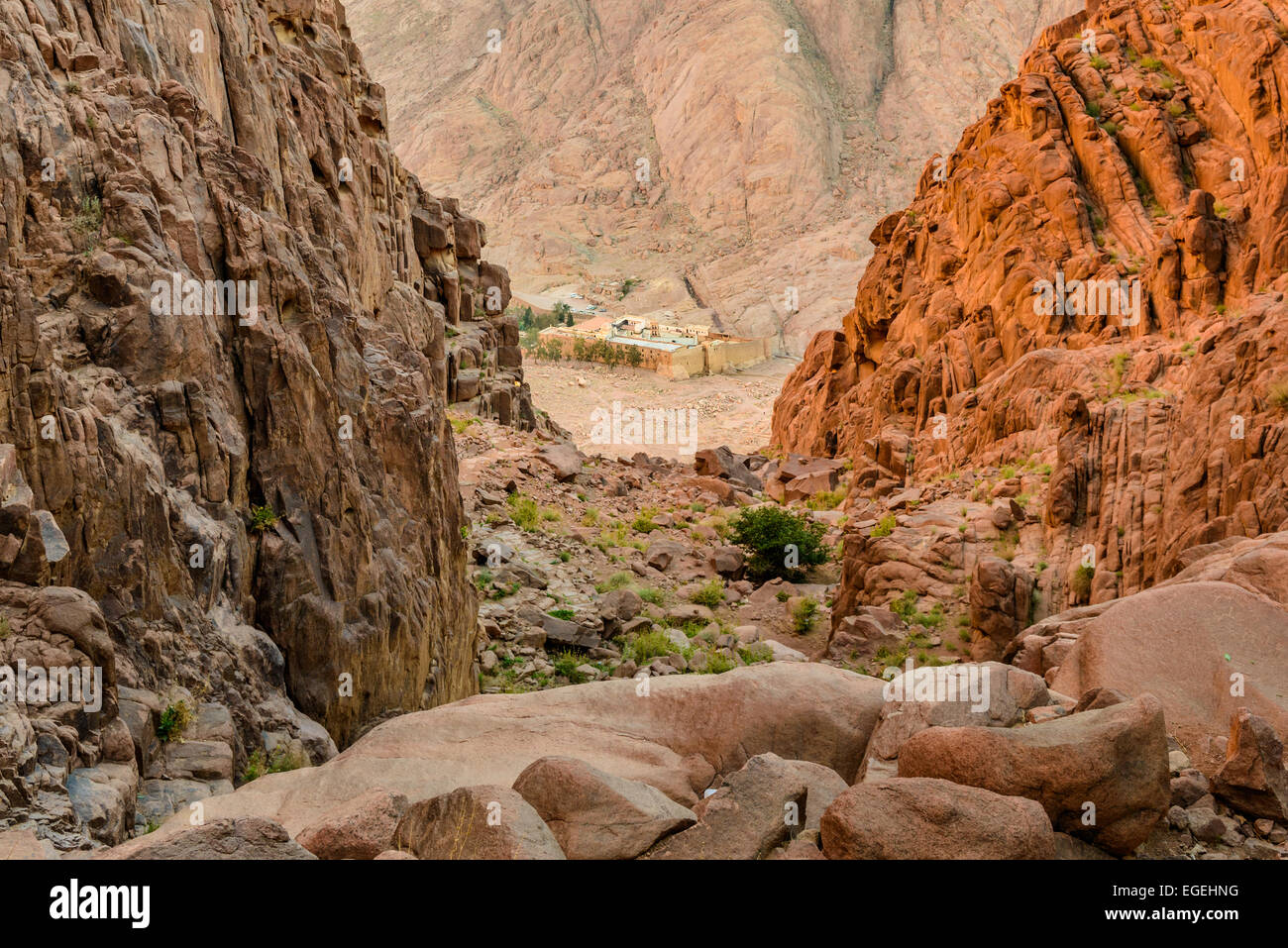 Blick auf St. Katharinen Kloster von Mönchen Weg. St. Catherines Kloster, Sinai-Halbinsel, liegt am Fuße des Berges Sinai Stockfoto
