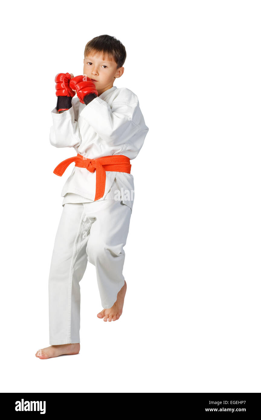 kleiner Junge Aikido Kämpfer in weißen Kimono zeigen Kampfkunst isoliert auf weiss Stockfoto