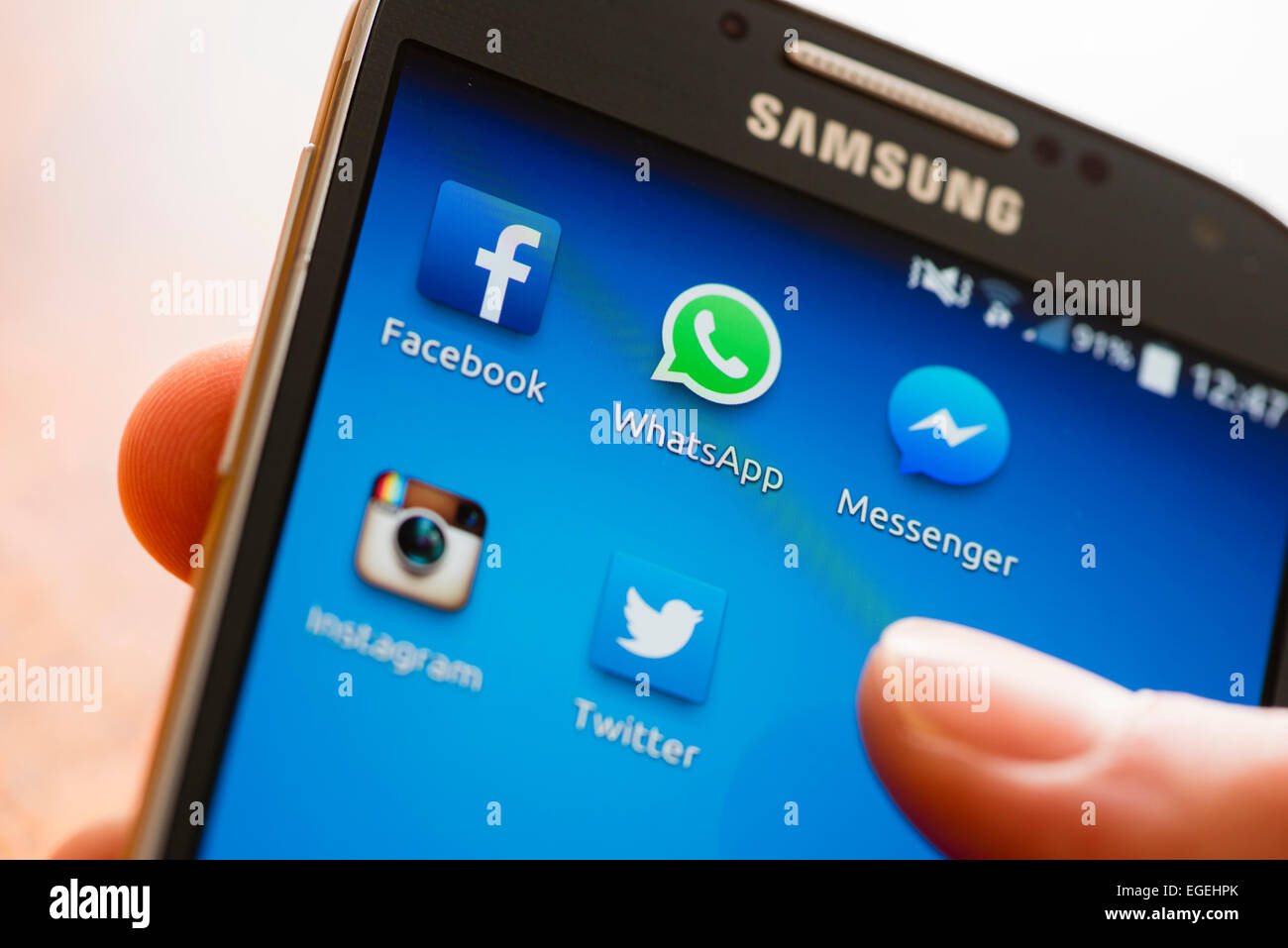 Symbol "WhatsApp" und andere social-Media-Kommunikation-apps auf einem Samsung Galaxy Smartphone touchscreen Stockfoto