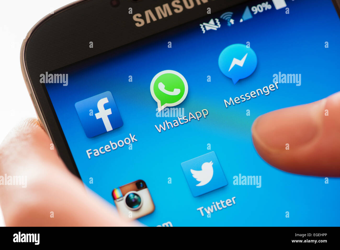 Symbol "WhatsApp" und andere social-Media-Kommunikation-apps auf einem Samsung Galaxy Smartphone touchscreen Stockfoto