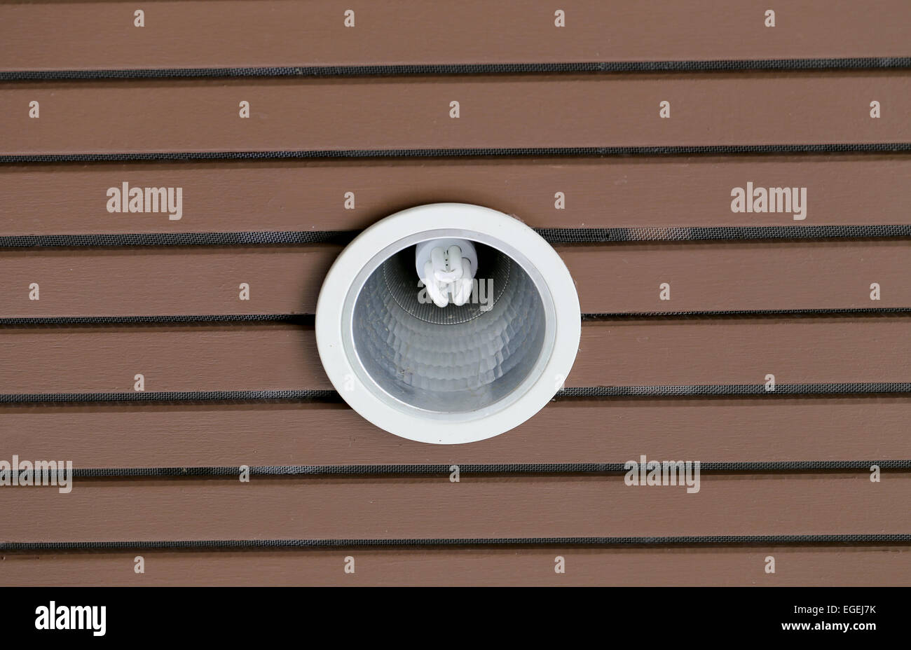 Braune Holzdecke im Haus für die Hintergrund-Beleuchtung. Stockfoto