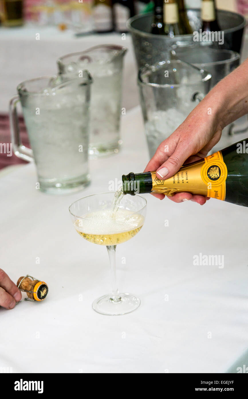 Veuve Clicquot Champagner in Strömen Stockfoto