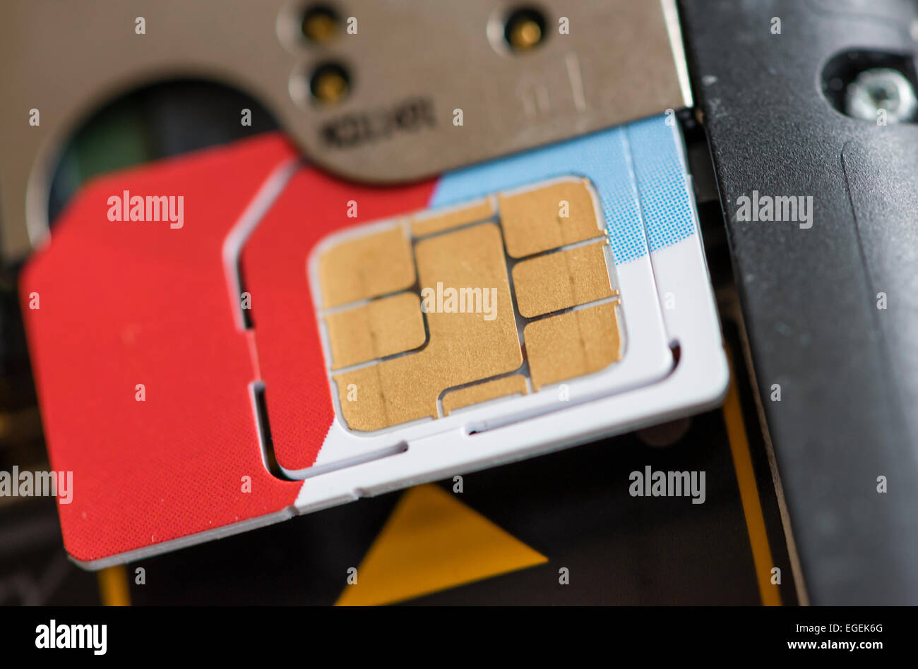 Nahaufnahme von einer SIM-Karte einlegen in seiner Halterung in einem geöffneten Handy / Smartphone. Stockfoto