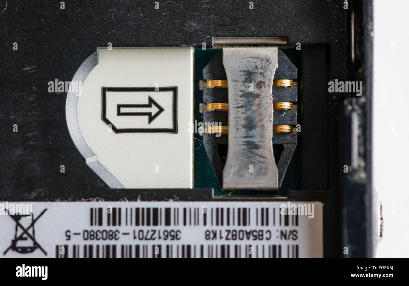 Nahaufnahme von einem leeren SIM-Karte Sockel innerhalb eines geöffneten Handy / Smartphone. Stockfoto