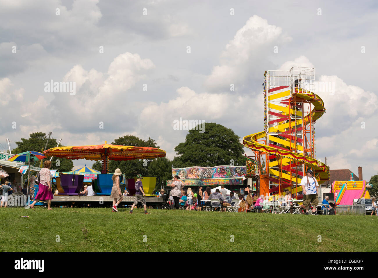 Fahrgeschäfte im freien Karnevalstag in Chesterfield, Derbyshire, England Stockfoto