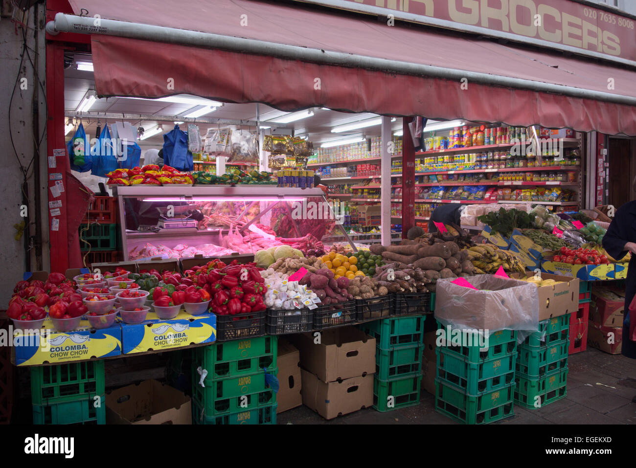 Eine große Auswahl an Gemüse zum Verkauf in Peckham, Süd-London Stockfoto