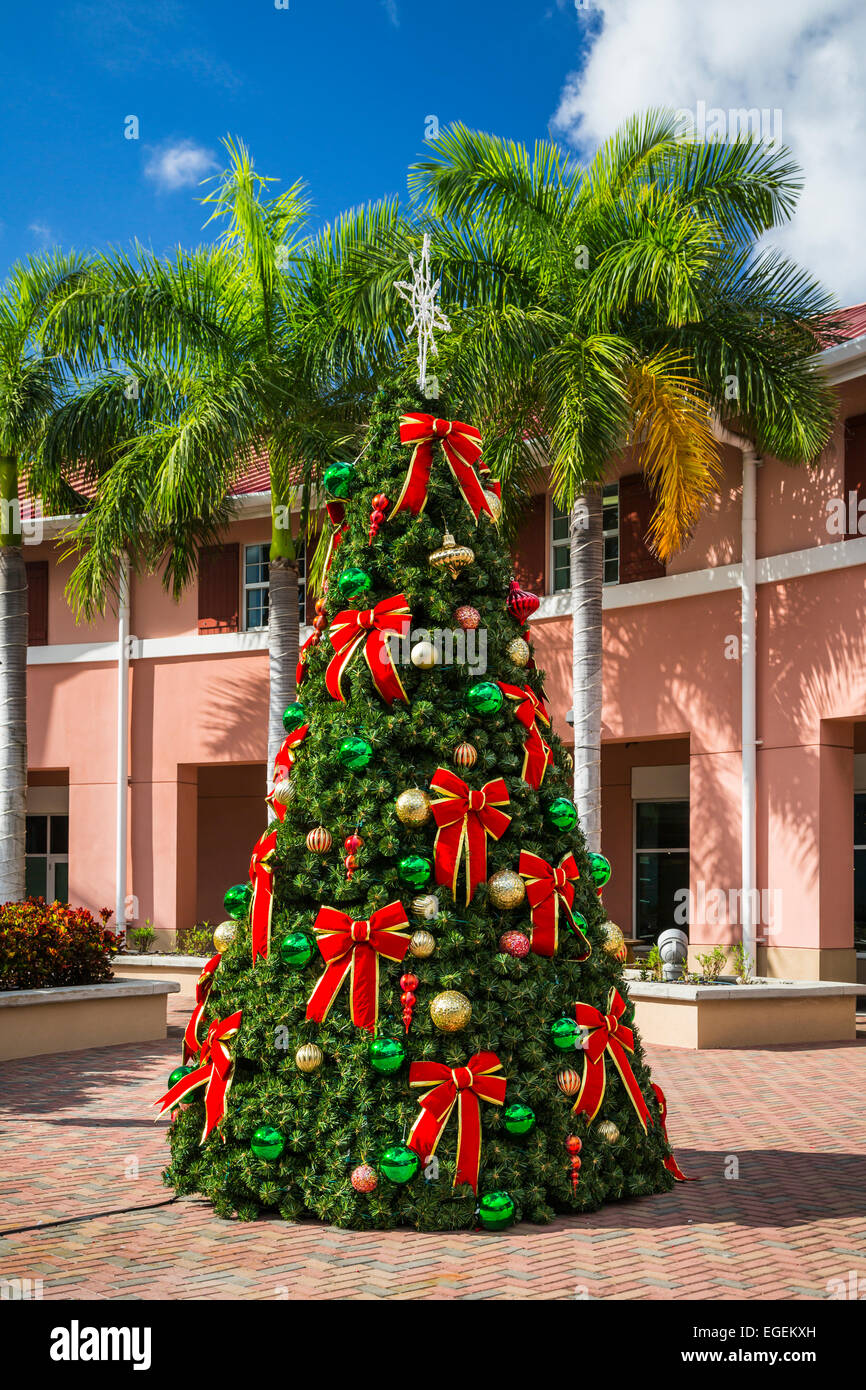 Ein geschmückter Weihnachtsbaum am Crown Point Kreuzfahrtschiff Andocken in Charlotte Amalie, St. Thomas, Amerikanische Jungferninseln, Karibik. Stockfoto