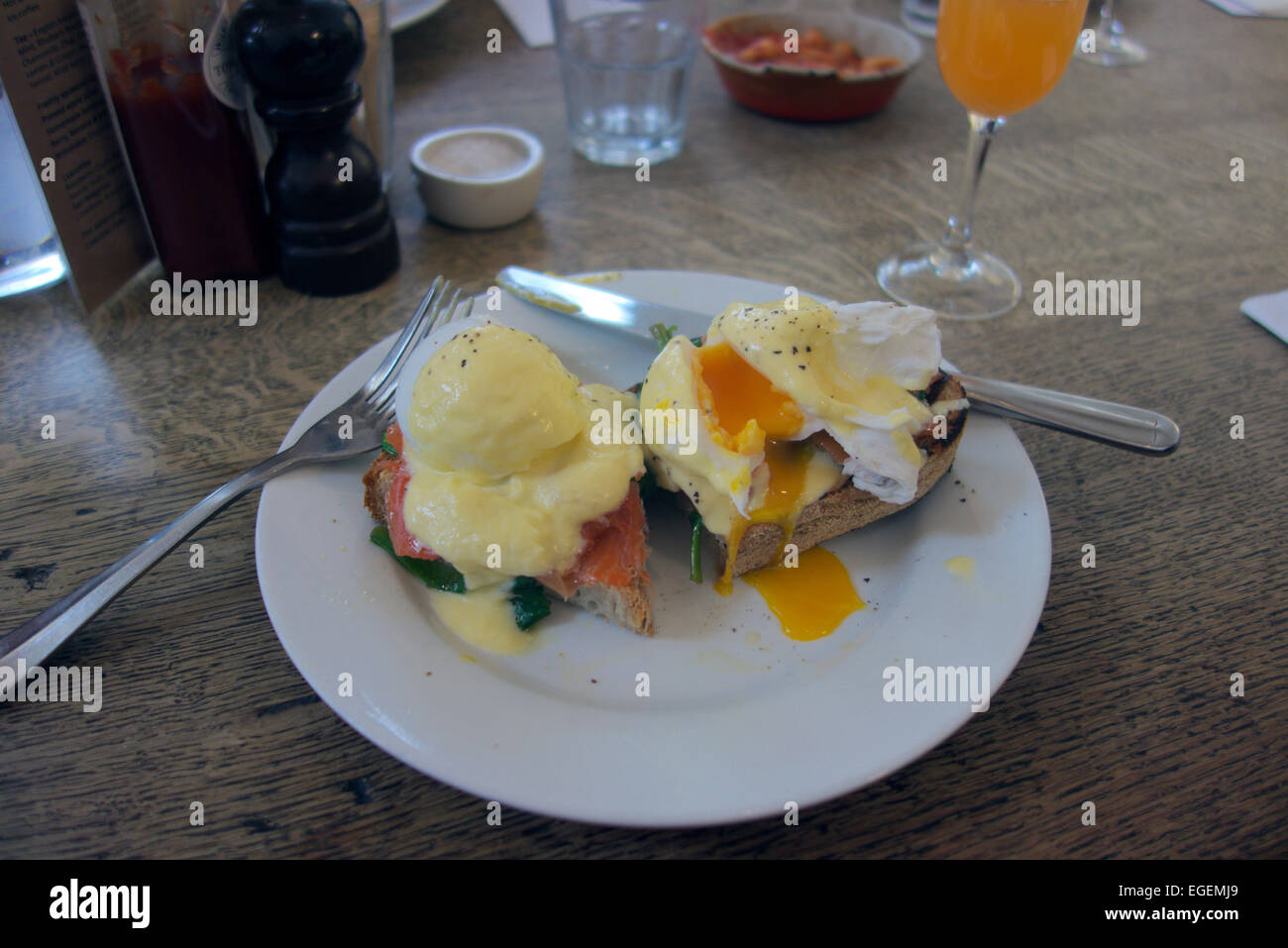 Pochiertes Ei mit geräucherter Forelle und Spinat mit Sauce Hollandaise auf Sauerteig Toast im No67 Cafe & Restaurant South London Galle Stockfoto