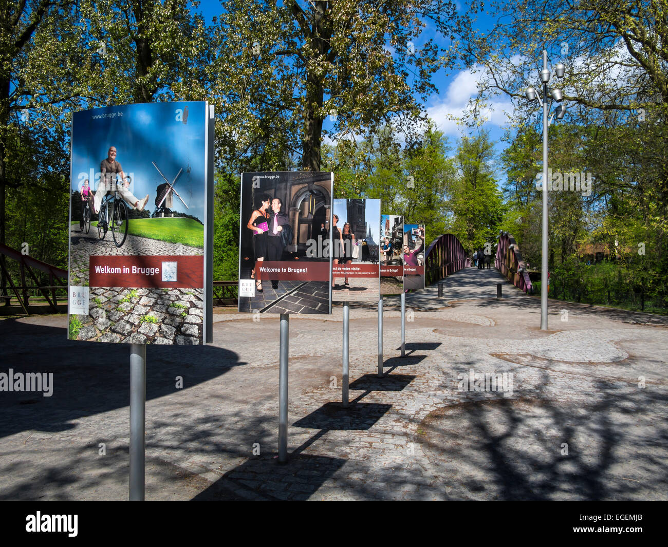 Eingang Zum Minnewaterpark In Brugge Belgien Die Plakate Sind Herzlich Willkommen In Brugge In Verschiedenen Sprachen Stockfotografie Alamy