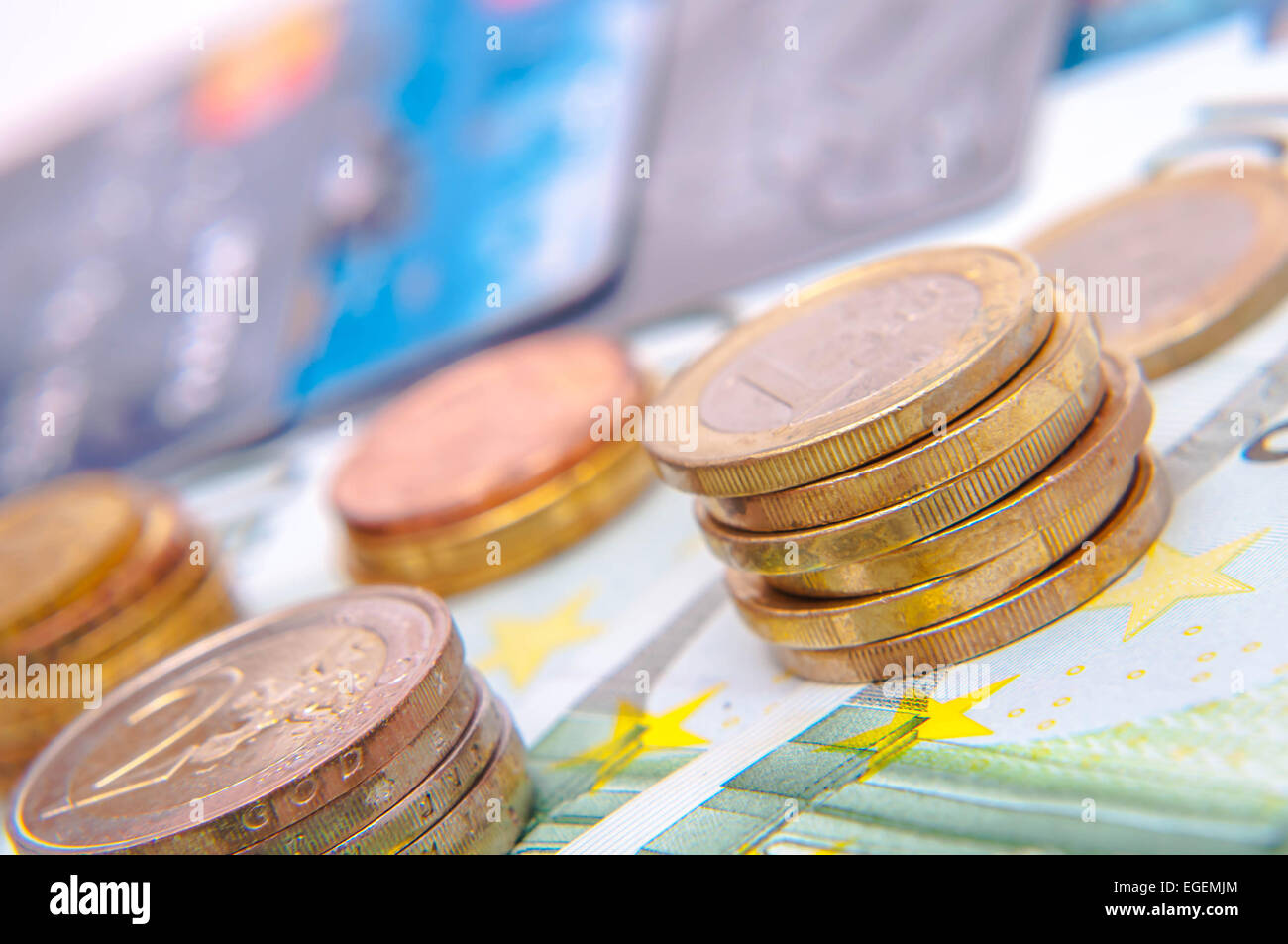 ein Turm von Euro Münzen, Banknoten, Währung Stockfoto