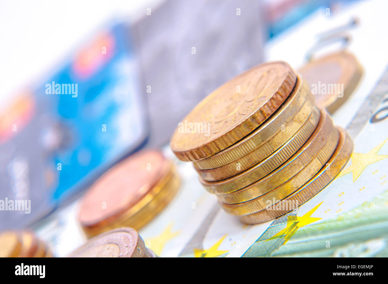 ein Turm von Euro Münzen, Banknoten, Währung Stockfoto