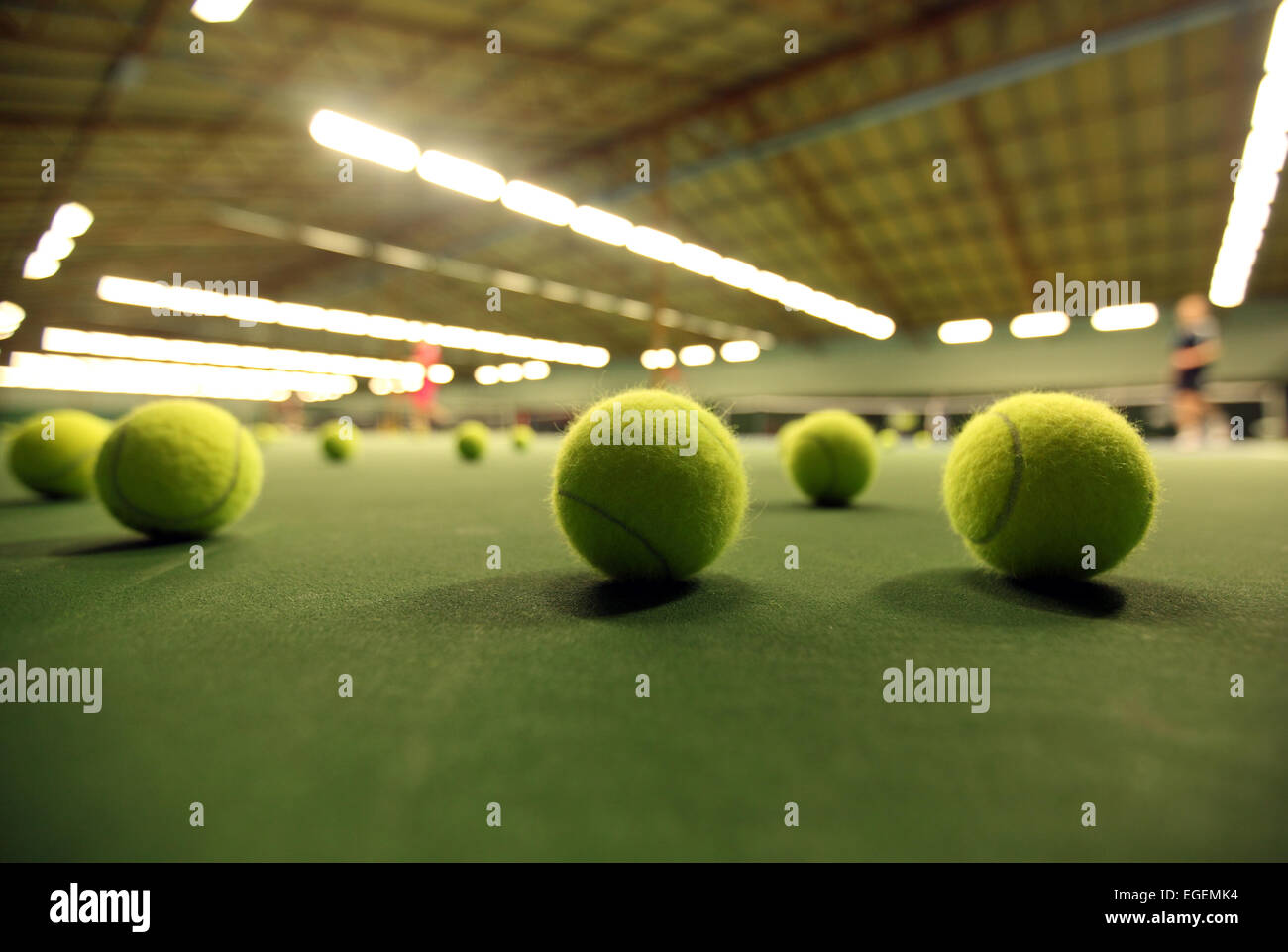 Tennisball auf einem Tennisplatz Stockfoto