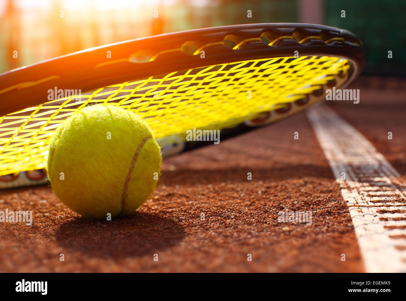 Tennisball auf einem Tennisplatz Stockfoto