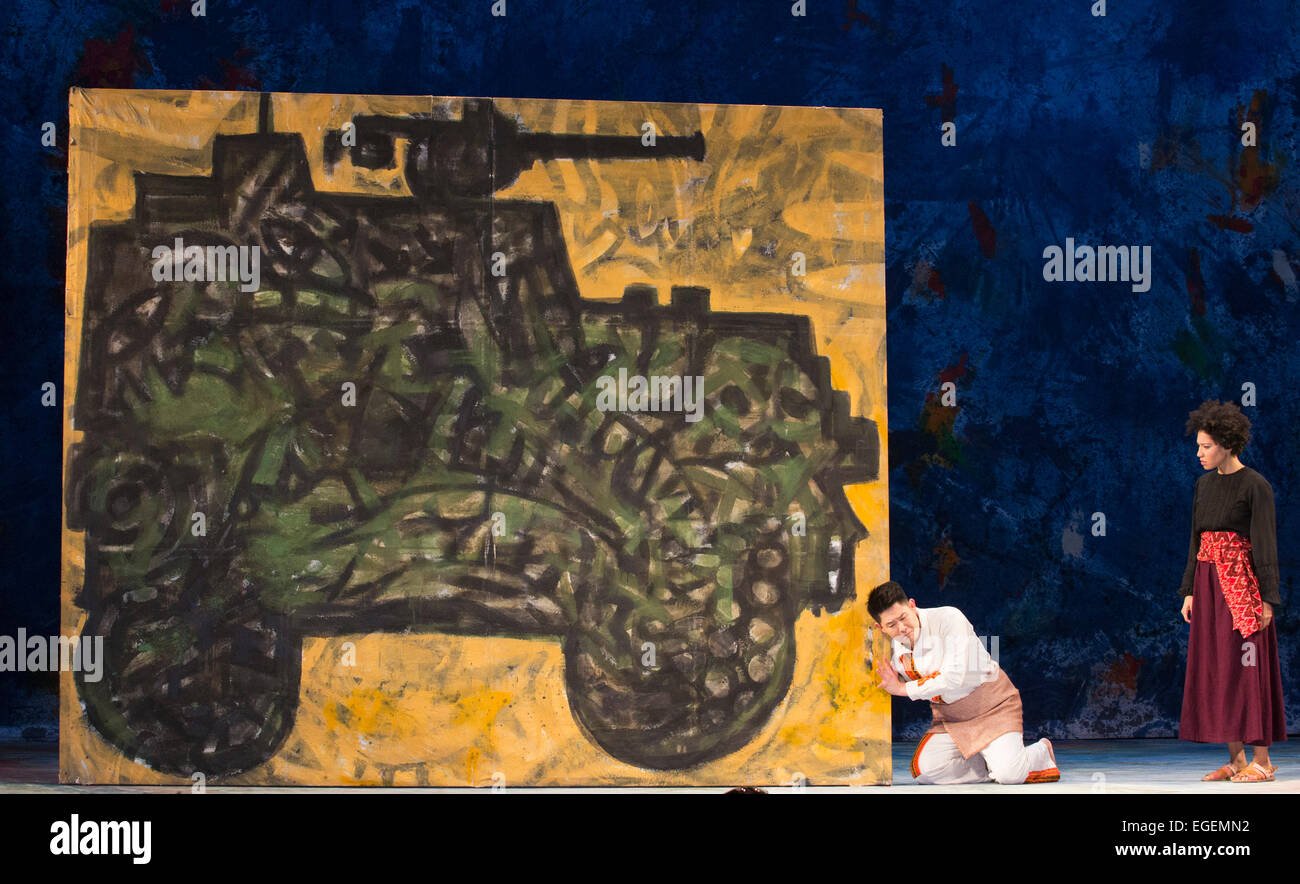 London, UK. 23. Februar 2015. Im Bild: Vince Yi als Hunahpu und Julia Bullock als Teculihuatzin. Generalprobe der unvollendeten semi-Oper "The Indian Queen" von Henry Purcell, von ENO Direktor-in-Residence Peter Sellars im London Coliseum abgeschlossen. Lieder und Hymnen von Purcell, mit Texten von Katherine Philips und George Herbert, John Dryden. Gesprochene Texte von Rosario Aguilar aus The Lost Chronicles von Terra Firma. Das ENO-Orchester wird von Laurence Cummings, Set-Design von Graffiti-Künstler Gronk durchgeführt. Hauptdarsteller: Julia Bullock als Teculihuatzin The Indian Queen, später Dona Luisa; Noa Stockfoto