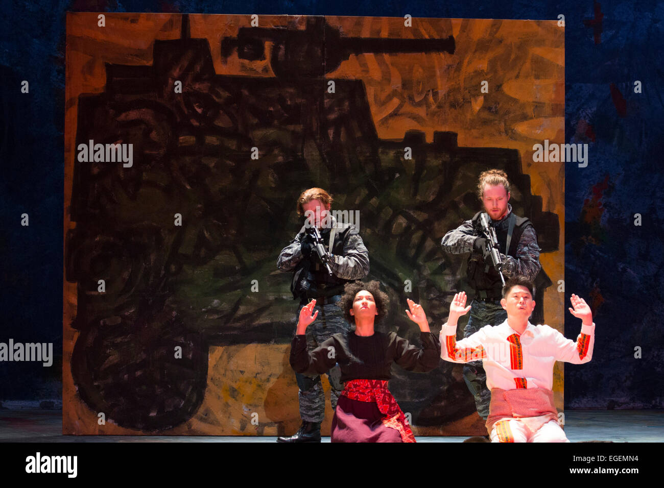 London, UK. 23. Februar 2015. Im Bild: Vince Yi als Hunahpu und Julia Bullock als Teculihuatzin. Generalprobe der unvollendeten semi-Oper "The Indian Queen" von Henry Purcell, von ENO Direktor-in-Residence Peter Sellars im London Coliseum abgeschlossen. Lieder und Hymnen von Purcell, mit Texten von Katherine Philips und George Herbert, John Dryden. Gesprochene Texte von Rosario Aguilar aus The Lost Chronicles von Terra Firma. Das ENO-Orchester wird von Laurence Cummings, Set-Design von Graffiti-Künstler Gronk durchgeführt. Hauptdarsteller: Julia Bullock als Teculihuatzin The Indian Queen, später Dona Luisa; Noa Stockfoto