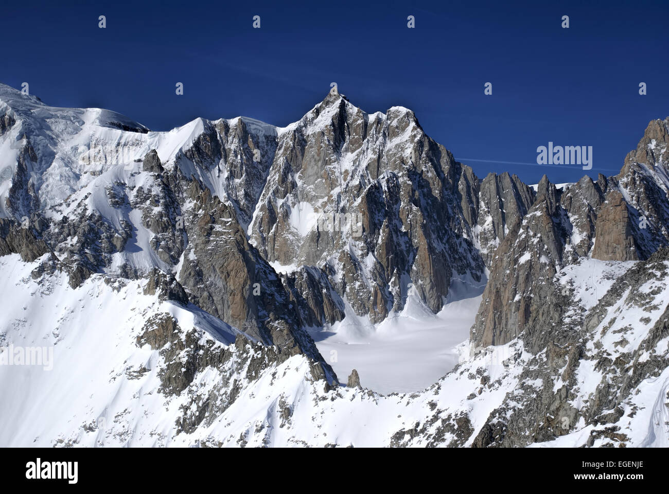 Malerische Aussicht auf die schneebedeckten Berge von oben im Valle Blanche Stockfoto