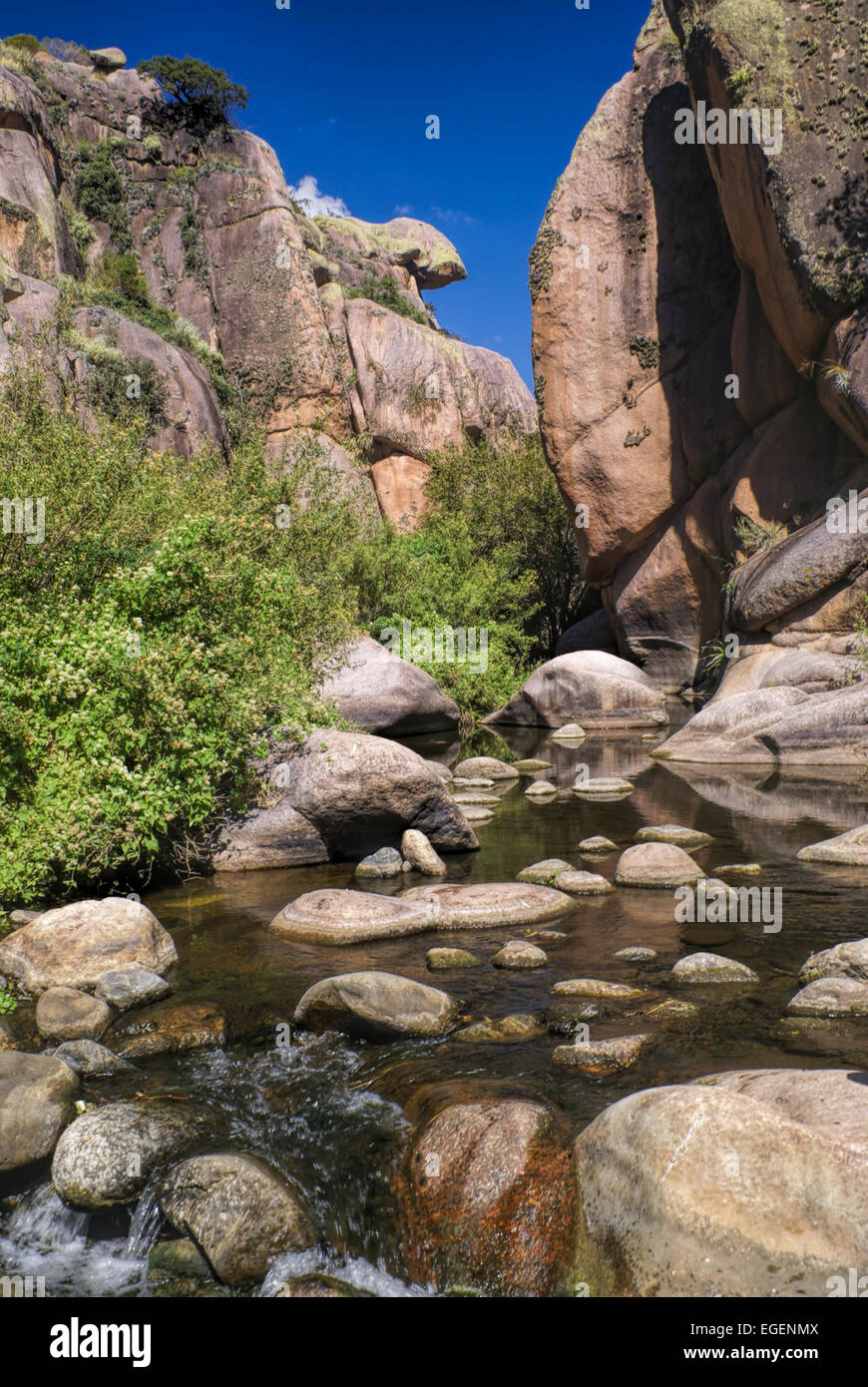 Wasserstrom in engen Schlucht in Cerro Uritorco in Argentinien, Südamerika Stockfoto