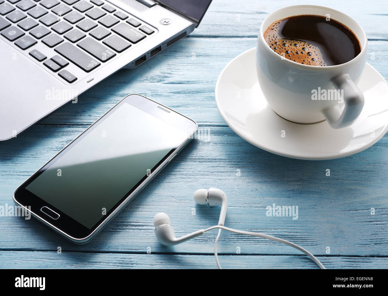 Kaffee-Pause. Bürotisch mit verschiedenen Gadgets drauf. Ansicht von oben. Stockfoto