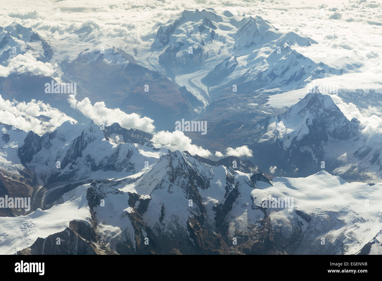 Luftaufnahme der Walliser Alpen mit den Bergen Dent Blanche, Matterhorn, den Gipfel des Monte Rosa und Gorner Dufourspitze Stockfoto