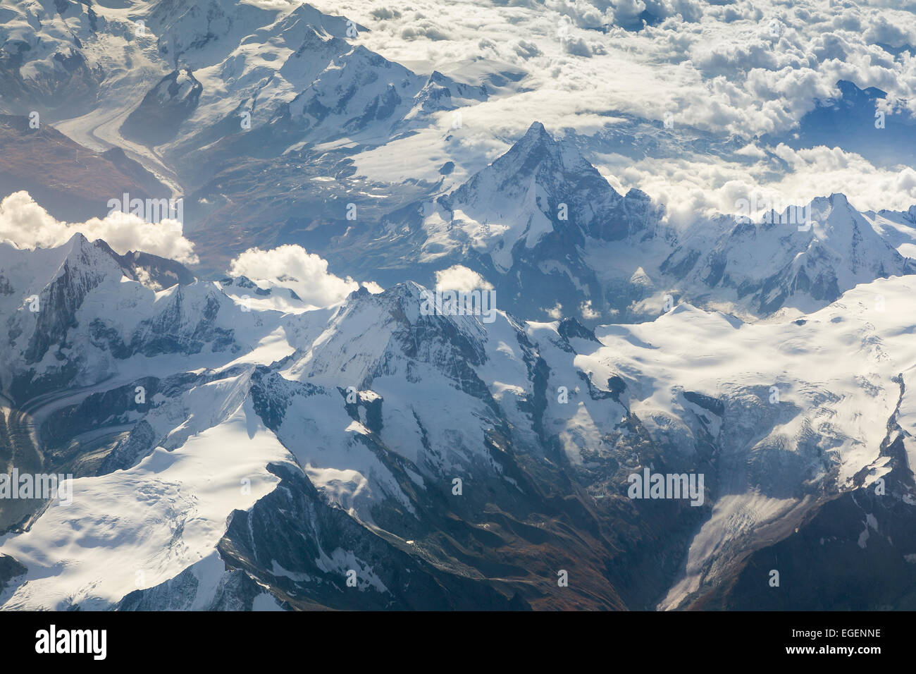 Luftaufnahme der Walliser Alpen mit den Bergen Dent Blanche und Matterhorn und Gornergletscher, Walliser Alpen, Schweiz Stockfoto