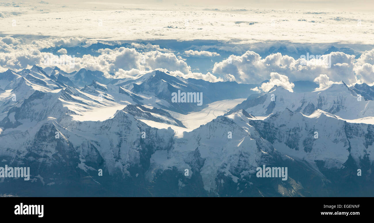 Blick auf die Berge Eiger, Mönch und Jungfrau und den großen Aletschgletscher an der Rückseite, Berner Alpen, Schweiz Stockfoto