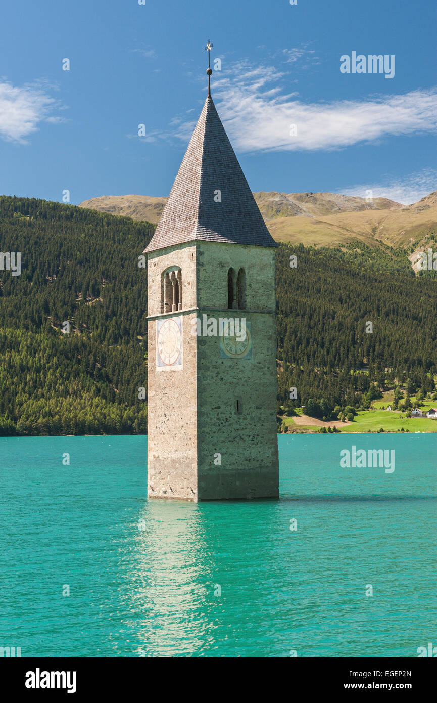 Turm, Glockenturm der versunkenen Kirche des Dorfes Alt-Graun im Reschensee oder Reschensee See, Graun, Vinschgau Stockfoto