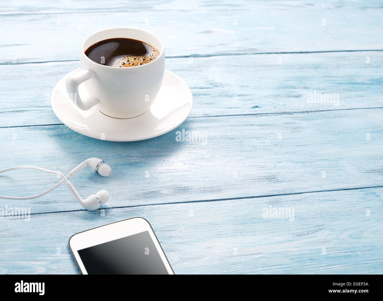Kaffee-Pause. Bürotisch mit verschiedenen Gadgets drauf. Ansicht von oben. Stockfoto